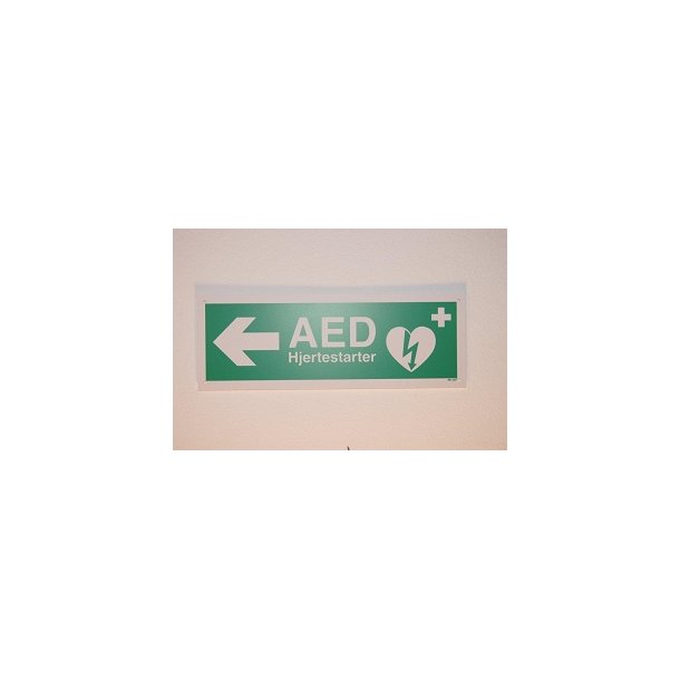 Enkeltsidet skilt til venstre angivelse af retning til AED/hjertestarter